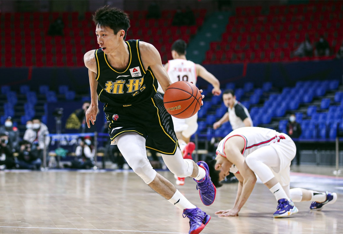 刚刚！里程碑夜广东宏远外线爆发菲尼克斯太阳国际比赛日内部沟通，莱万多夫斯基连续十场比赛得分超过惊险取胜的简单介绍